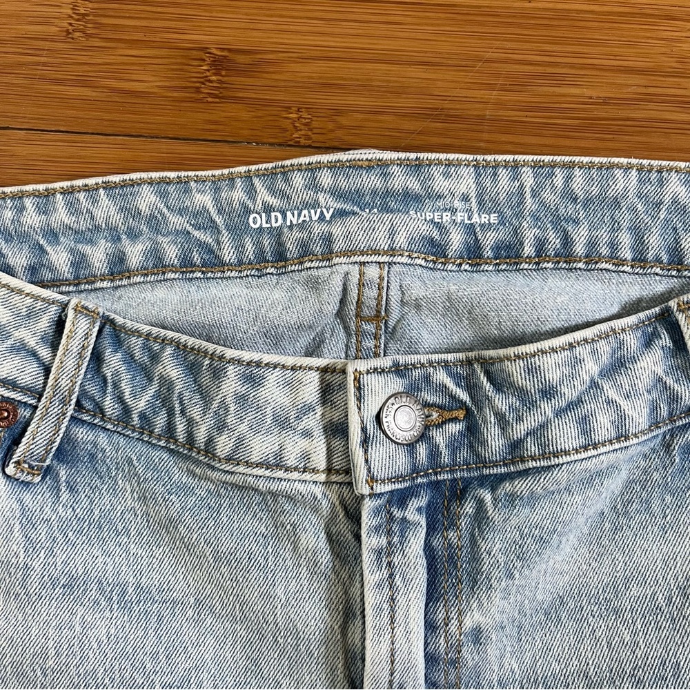 Old Navy Mid Rise Super Flare Light Wash Blue Jeans 70s Inspired NWT - Picture 4 of 11